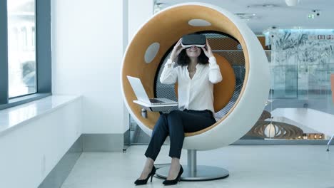 Cheerful-businesswoman-enjoying-virtual-reality